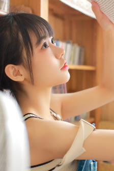 女生地摊套玩具熊拆开发现摄像头
